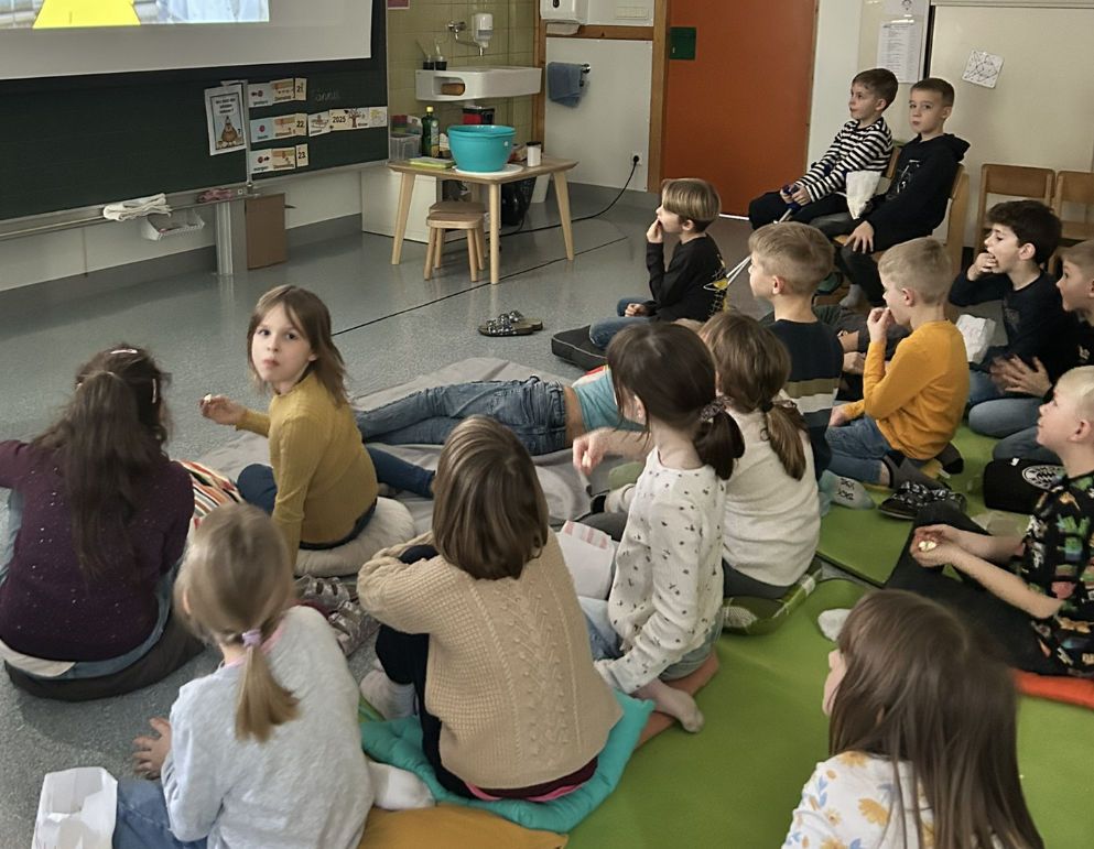 Die Kinder sehen sich den Film an.