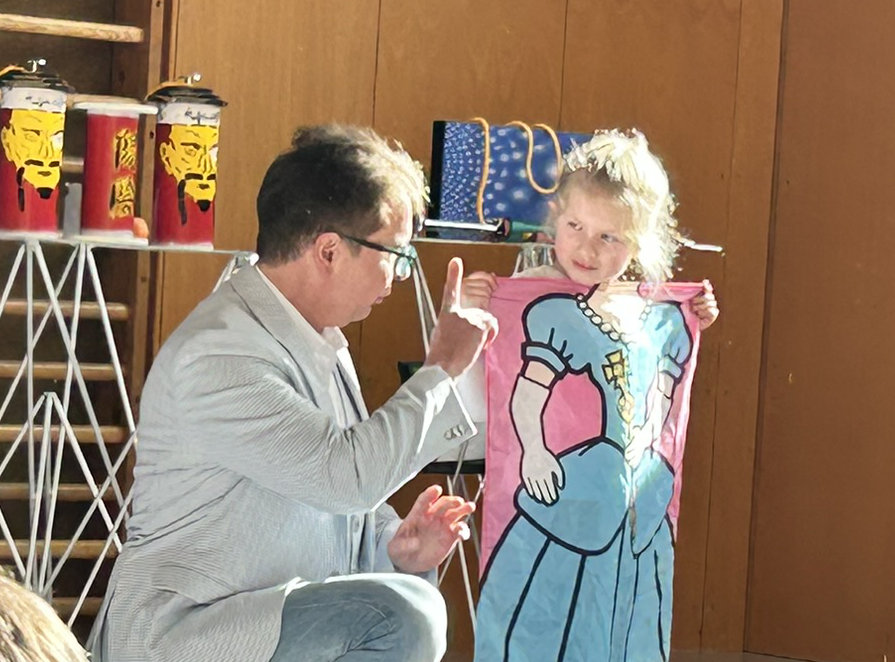 Eine Schülerin als Prinzessin.
