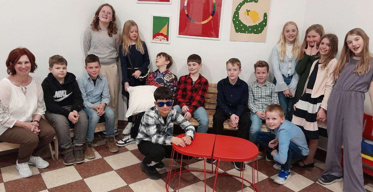 Die 4. Klasse wartet gespannt auf das Kindertheater.