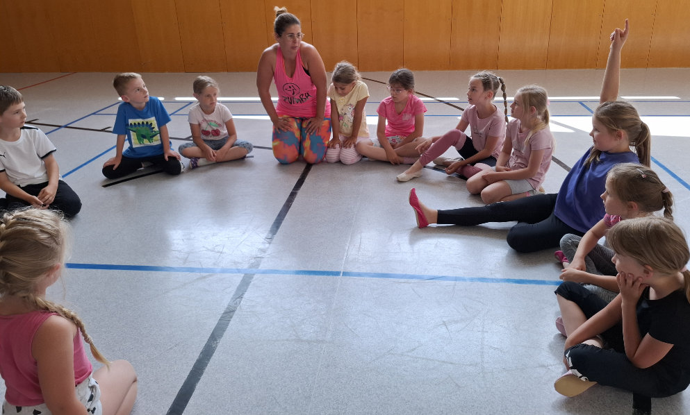 Die Kinder bekommen eine Einführung von Isabella.