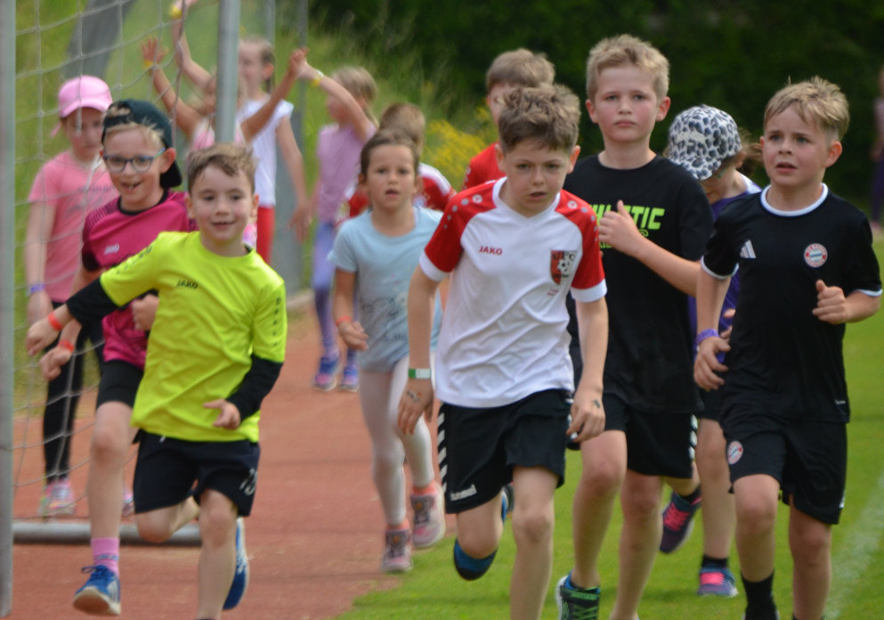 news_Hoffnungslauf_06_2026_1 Die Kinder laufen Runde für Runde.